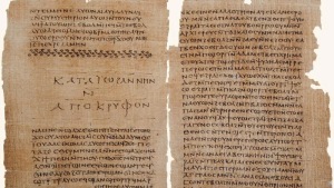 Nag-Hammadi-Codex II (4. Jh. n.Chr.), p. 32 links mit dem Ende des „Apokryphons des Johannes“ und Beginn des „Thomasevangeliums“ und p. 111 rechts mit einem Abschnitt aus „Vom Ursprung der Welt“
