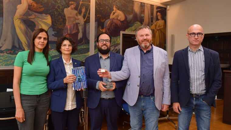 Rim Assadi, Yaarah Bar-On, Francesco Ferrari, Martin Leiner und Davide Tacchini (v.l.n.r.) bei der Übergabe der Tondokumente des israelischen Friedensaktivisten Dan Bar-On.