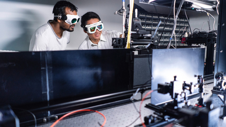 International students in the new internship laboratory of the Quantum Science & Technology Master's program.