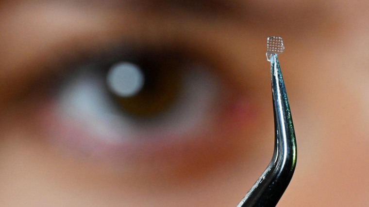 PhD student Oksana Smirnova is investigating optical microlenses made from hybrid glasses.