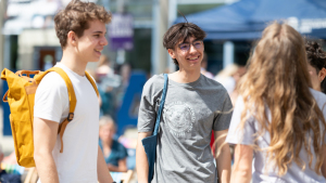Studieninteressierte auf dem Campus