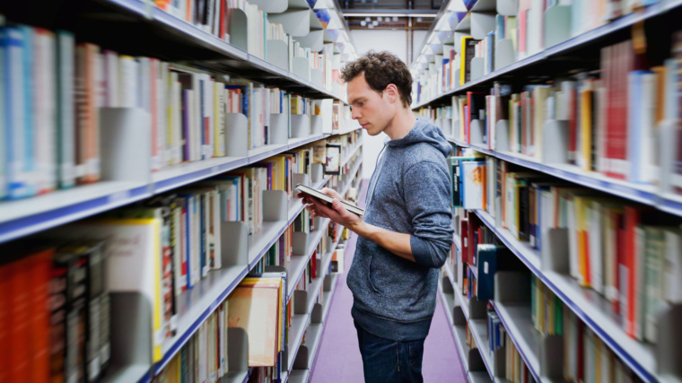 Student in der Bibliothek