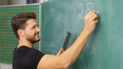 Student an einer Tafel