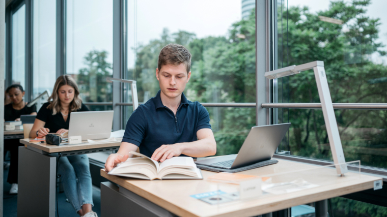 Student in der Bibliothek
