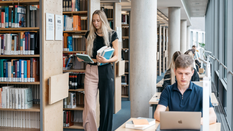 Studierende in der Bibliothek