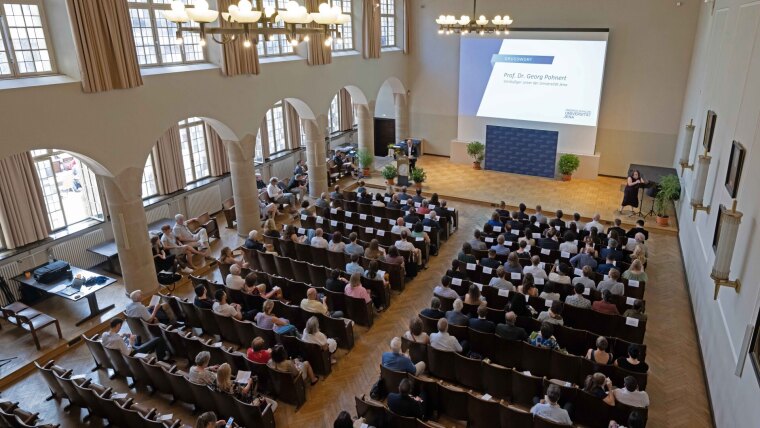 Prof. Dr Georg Pohnert welcomed the guests at the ceremony on the occasion of Schiller Day.