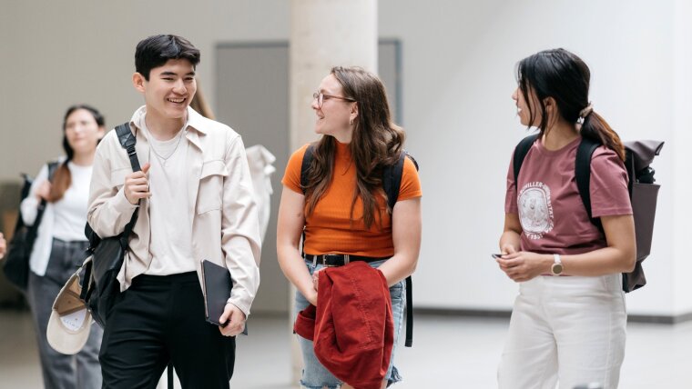Uni-Botschafter Tolybai mit Kommilitoninnen in der Uni