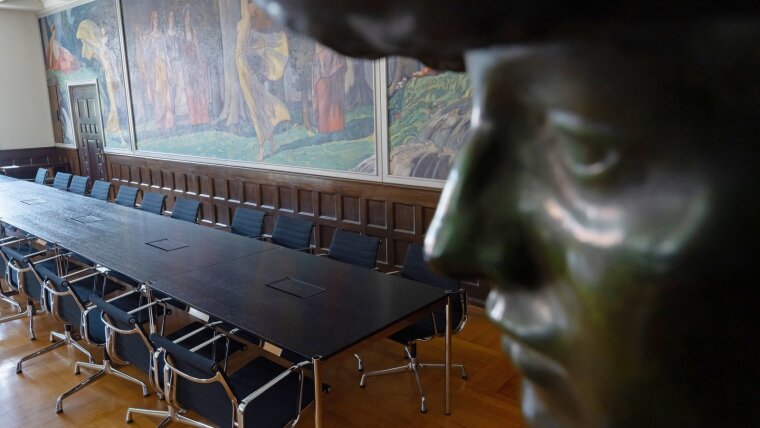 Blick in den Senatssaal im Hauptgebäuder der Universität Jena, im Vordergrund eine Bronzebüste der römischen Göttin Minerva