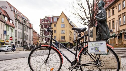 Jenarad Leih-Fahrrad im Stadtbild Jenas vor der Carl Zeiss Statue am Johannisplatz.