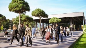 Studierende laufen über den Campus der JKU in Linz