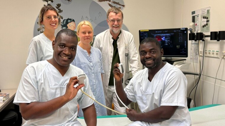 Die beiden Clinical Officer Samson Chalira (links) und Mussa Soft aus Malawi hospitieren derzeit in der Kinderradiologie. Hinten zu sehen: Franziska Köber, Ärztin in Weiterbildung in der Kinderklinik, Medizinstudentin und Doktorandin Antonia Sowa und der Leiter der Sektion Kinderradiologie, Professor Hans-Joachim Mentzel.