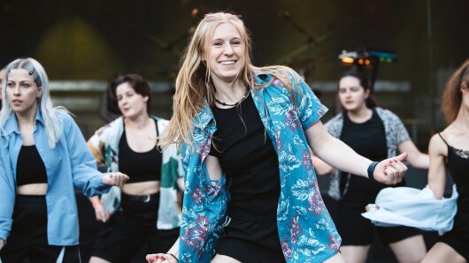 Person tanzt auf dem Sommerfest mit Tanzgruppe