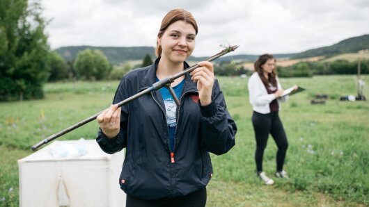 Person steht auf Feld vom JenaExperiment