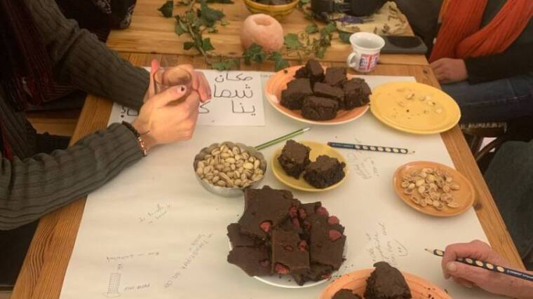 A group table with posters and snacks facilitates dialogue and creates a pleasant atmosphere.