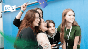 EC2U Studierende mit EU Flagge