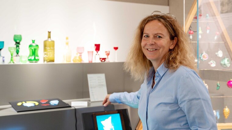 Art historian Prof. Dr Juliane von Fircks in the new glass exhibition.