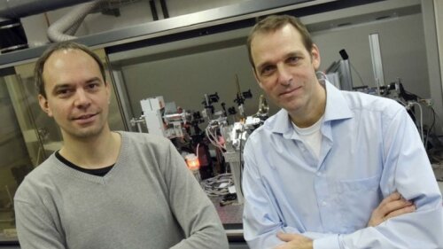 Holger Gies  (Uni Jena, r.) und Felix Karbstein (HI Jena) besch&auml;ftigen sich im Rahmen der Forschergruppe 2783 mit nichtlinearer Ph&auml;nomenen des Quantenvakuums.