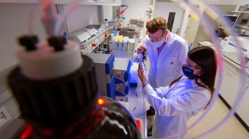 Experimente in einem Chemie-Labor zur Charakterisierung von Pharmapolymeren
