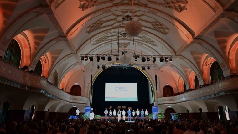 Awarding of citizens' letters to one first-year student from each faculty at the matriculation ceremony.