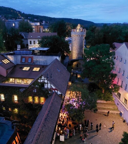 Blick von oben auf das Fest auf der Mauer im Faulloch in Jena