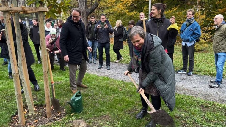 Prof. Dr Christine Römermann (with spade) and other guests at the tree planting for Jane Goodall.
