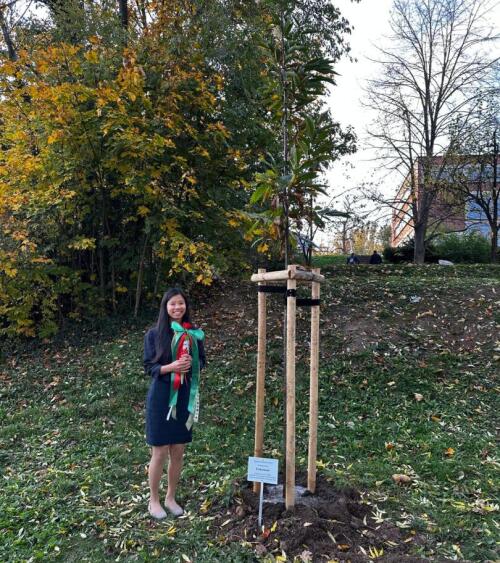 Soyee bei der Baumpflanzung zur Feierlichen Immatrikulation