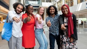 Fünf Studierende halten den Daumen hoch