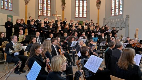 Orchester und Chor musizieren