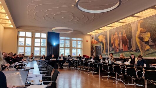 Erster Gesprächstag im Senatsaal