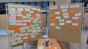 Zwei Tafeln mit Eintragungen zu erfahrenen Diskriminierungen und Priviligien