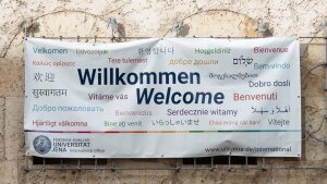 Willkommensbanner der Universität am UHG