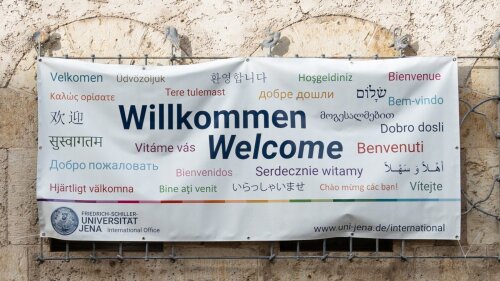 Willkommensbanner der Universität am UHG