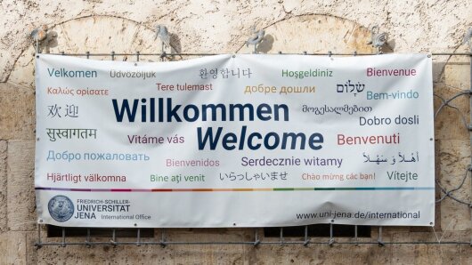 Willkommensbanner der Universität am UHG