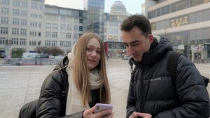 Anna und Emirhran auf dem Campus