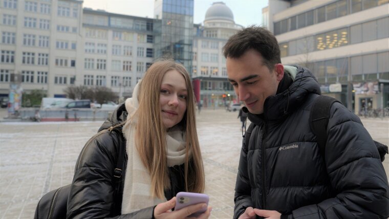 Anna und Emirhran auf dem Campus