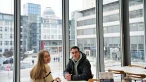 Emirhan und Anna in der Mensa