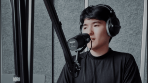 Tolybai im Podcast-Studio