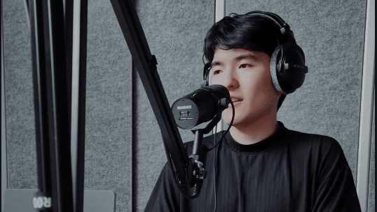 Tolybai im Podcast-Studio