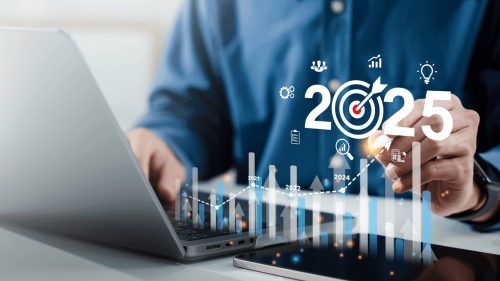 Person sitzt vor Laptop und daneben ist die Zahl 2025 angegeben.