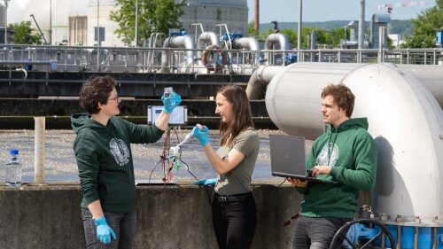 Ein Team der Uni Jena nimmt Wasserproben – auf der Hannover Messe wird ein neuartiger digitaler Sensor zur Messung des „chemischen Sauerstoffbedarfs“ eines Gewässers präsentiert.