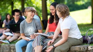 Studierende im Park