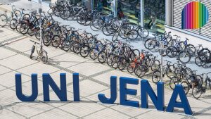Blick auf die überdimensionalen Uni-Buchstaben auf dem Campus am Ernst-Abbe-Platz an der Uni Jena