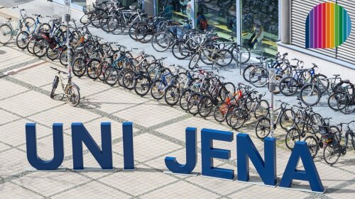 Blick auf die überdimensionalen Uni-Buchstaben auf dem Campus am Ernst-Abbe-Platz an der Uni Jena
