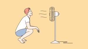 Ein Mann lässt sich kühle Luft aus einem Ventilator zufächern