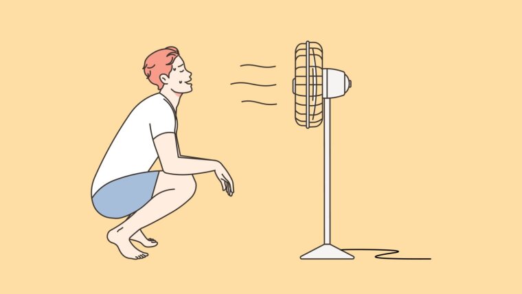 Ein Mann lässt sich kühle Luft aus einem Ventilator zufächern