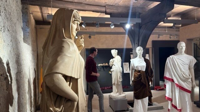 Dennis Graen beim Aufbau der neuen Ausstellung.