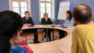 Der Sprecher des Imaginamics-Graduiertenkollegs Prof. Dr. Johannes Grave (2. v. l.) und die Koordinatorin Dr. Claudia Schroth (M.) im Gespräch mit den neuen Promovierenden.