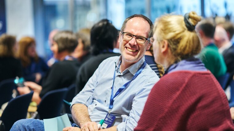 Teilnehmende im Gespräch