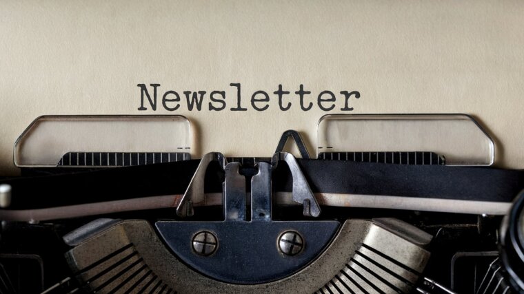 Eine alte Schreibmaschine mit dem getippten Wort "Newsletter".