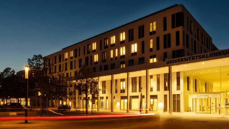 Universitätsklinikum Jena am Abend